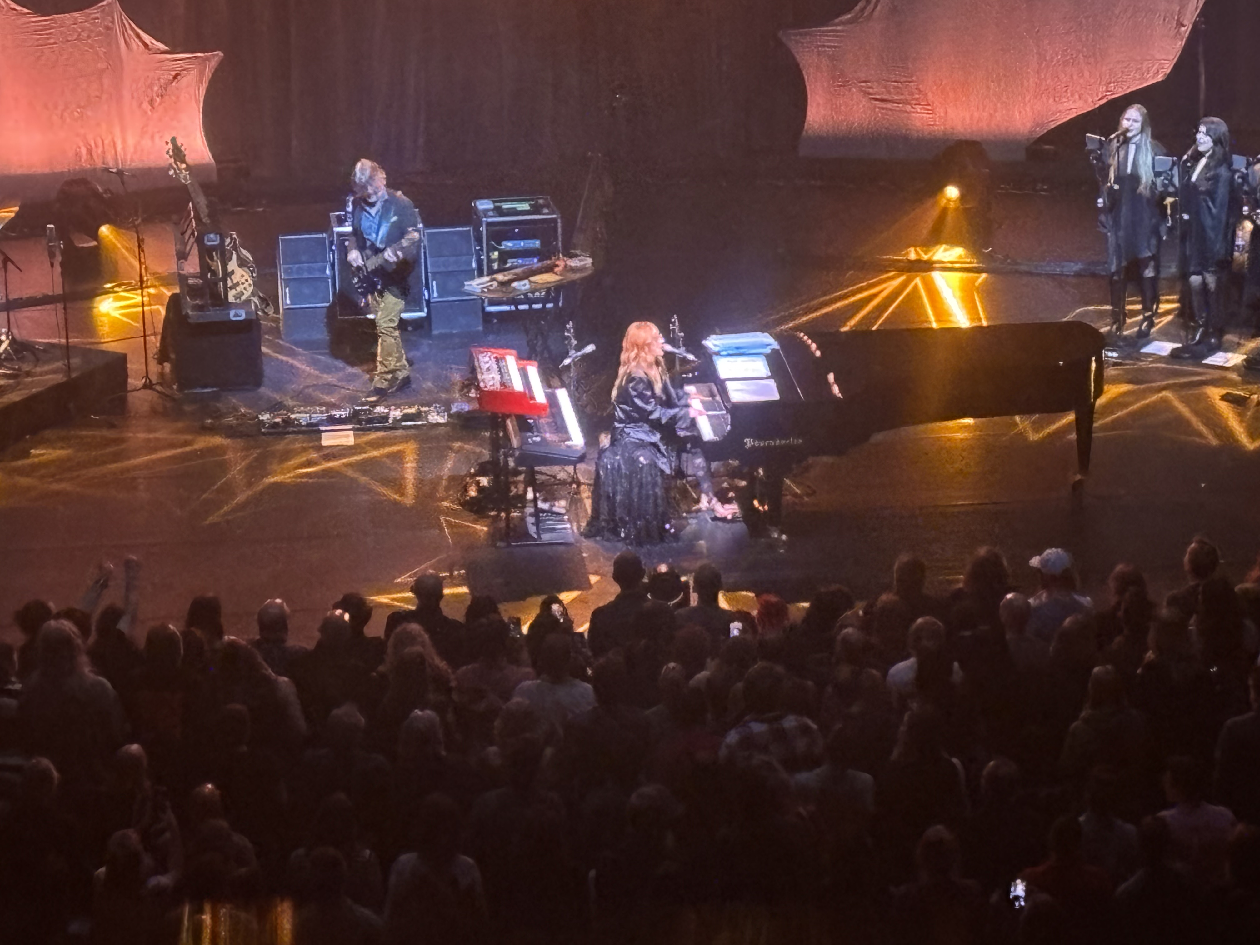 ToriAmos2026-04-25KoninklijkTheaterCarreAmsterdamNetherlands.jpg
